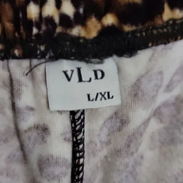 V L D Victoria Leland Design Animal Print Pajama Pants. Size L/XL - Image 2