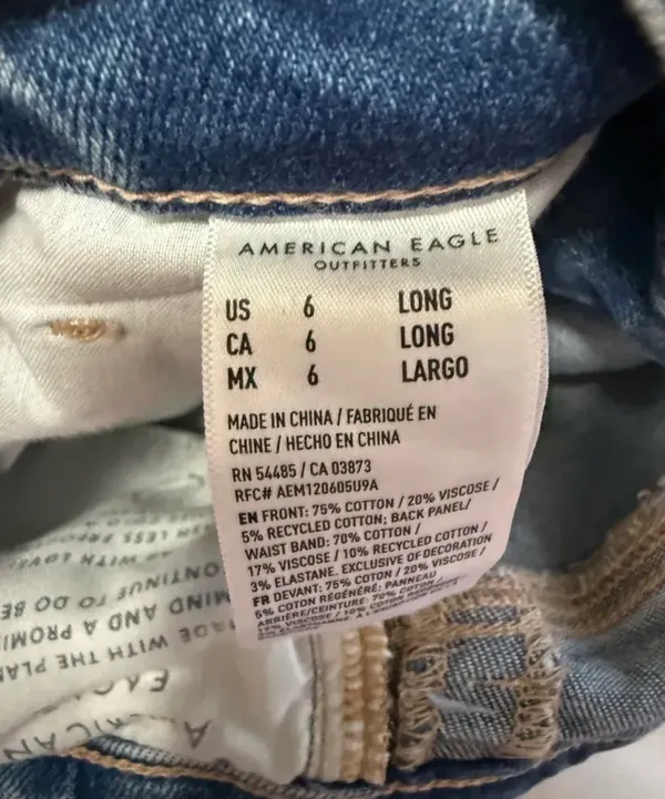 American Eagle Strigid Mom Jeans - Image 2