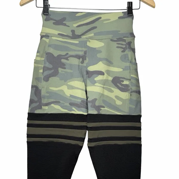 Bombshell Sportswear Perform Thigh-Highs Camo Leggings Size M High Rise Pockets - Image 3