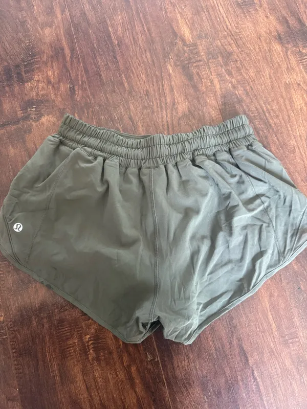 Lululemon Shorts Hotty Hot 2.5" - Image 4