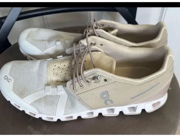 Size 8.5 ON Cloud Sand/snow 50/50 lace up low top Running Sneakers. In EUC! Upgrade your athletic footwear collection with these ON Women's Cloud 50/50 Running Sneaker Shoes - Image 5