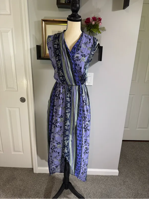 Anthropologie-Astr the Label Lavender and Navy Floral-Stripe Sleeveless Dress - Image 2