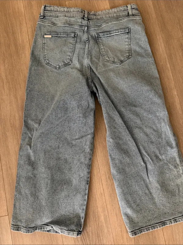 Michael Kors Relaxed Cropped Wide-Leg Jeans in Light Denim Wash - Image 4