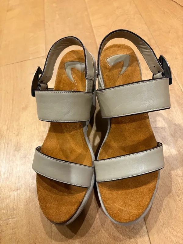 Donald J. Pliner Sportique Kerry wedge platform sandals beige leather sz 8 - Image 2