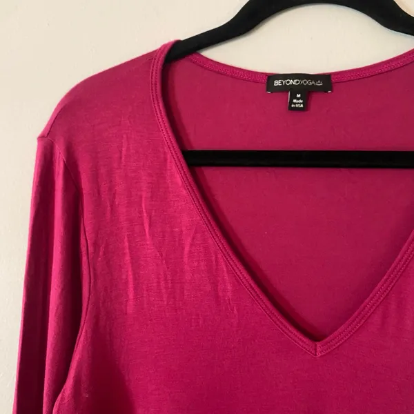 NWT Beyond Yoga Hot Pink Long Sleeve V-neck Loungewear Shirt Women's size Medium - Image 3