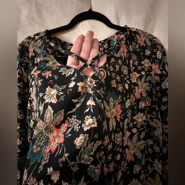Express floral blouse size large - Image 2