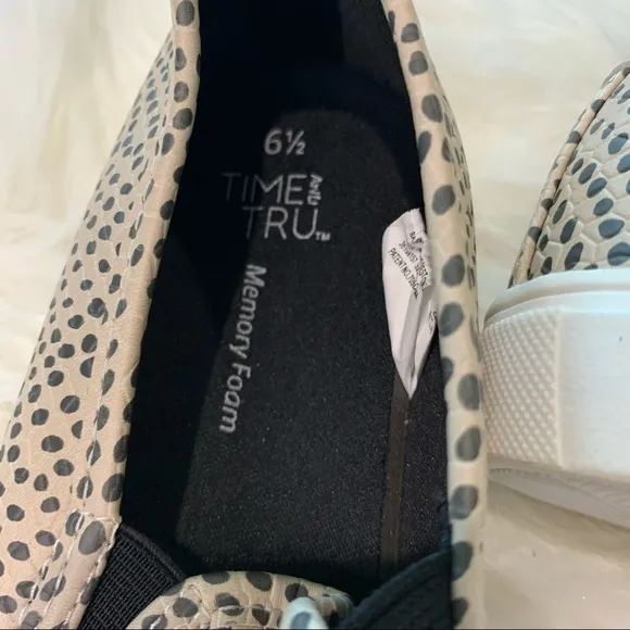 NWT Time & Tru slipon sneakers white/cream‎ & black - Image 3