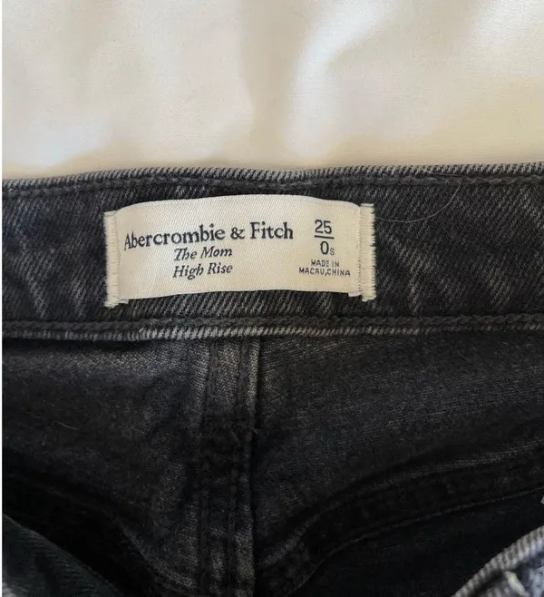 Abercrombie High Rise Mom Jeans - Image 4