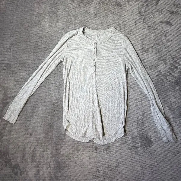 Aerie Women’s XS Gray Ribbed Long Sleeve Henley Snap Button Curved Hem Top #1800 - Image 2