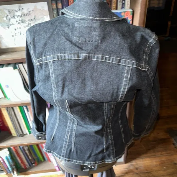 AMI distressed S cropped classic minimalist denim jacket - Image 3