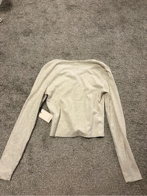 Sincerely Jules Women’s Long sleeve Button Up Top Size Medium Grey Cream NEW - Image 4