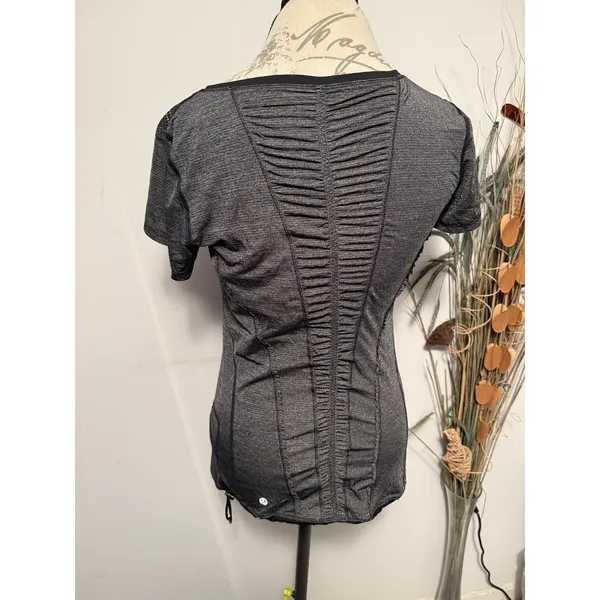 Lululemon short-sleeved running Reversible shirt Grey/Neckline unique pattern 8‎ - Image 4