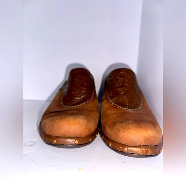 EUC SOFFT Leather Studded Floral Slip‎ On Mule - 9.5 (one chip on side of shoe) - Image 2