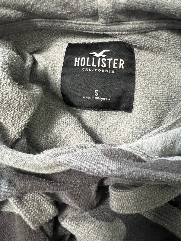 Hollister Gray Camo Cropped Hoodie - Image 3