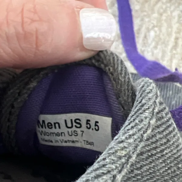 Vans Charcoal Gray tie up shoes w/ Purple laces & logo tag Women Sz 7 Men Sz 5.5 - Image 6