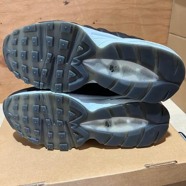 Nike Women's Black and Grey Trainers - Image 6