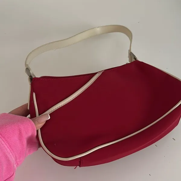Liz Claiborne Red and Cream Shoulder Bag with Elegant Design - Image 4
