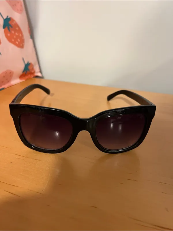 Simply Vera by Vera Wang Sunglasses - Image 5