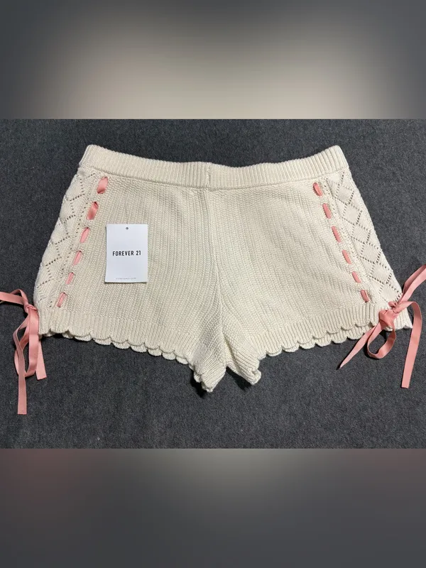 🆕 Betsey Johnson Cream Knit Scallop Hem Shorts with Pink Ribbon Size S - Image 2