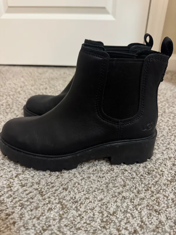EUC UGG women’s black leather Markstrum booties - Image 4