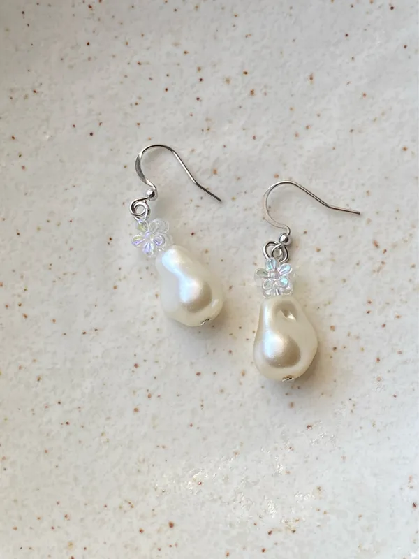 Handmade unique baroque pearl & flower dangle dangle earrings🩵 White - Image 5