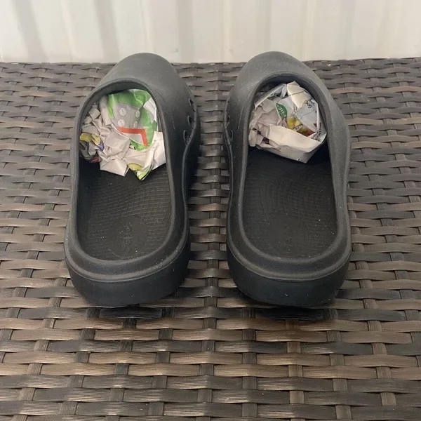 Oofos clogs shoes, women’s size 8 Black - Image 3