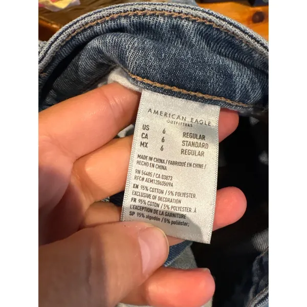American Eagle distressed knee Mom jeans - Image 4