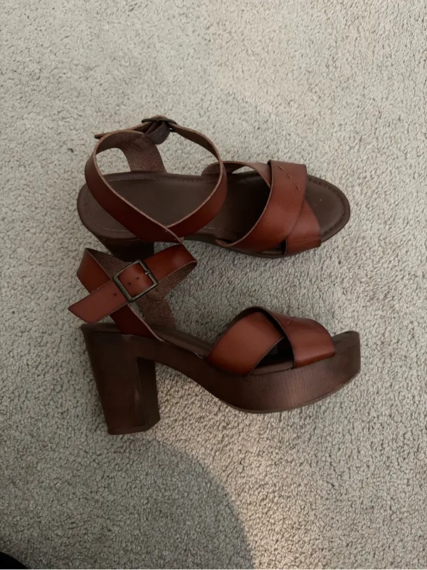 Universal Threads Women’s Brown Leather Crisscross Strap Sandals - Image 2