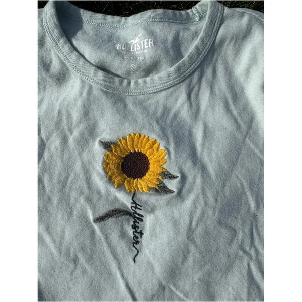 Hollister Sage Green Baby Sunflower Tee Size XS - Image 3