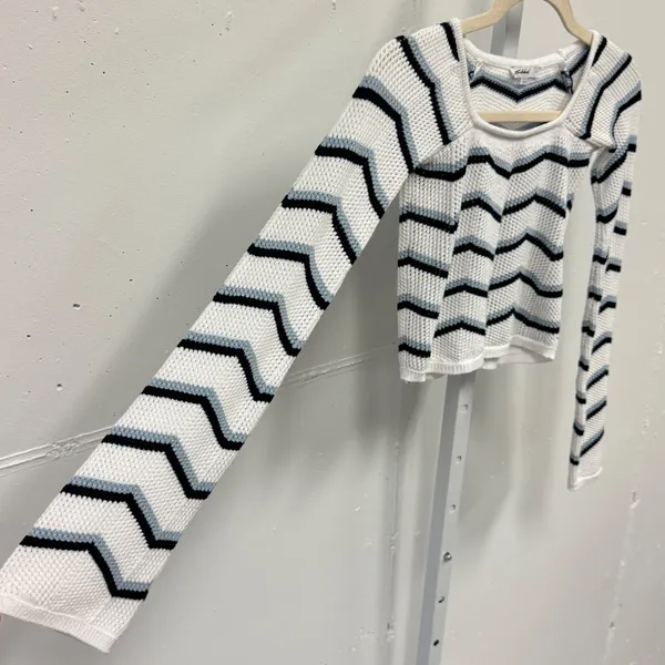 Subdued Chevron Zigzag Cropped Knit Top White Blue Square Neck Size S USA 4 Boho - Image 4