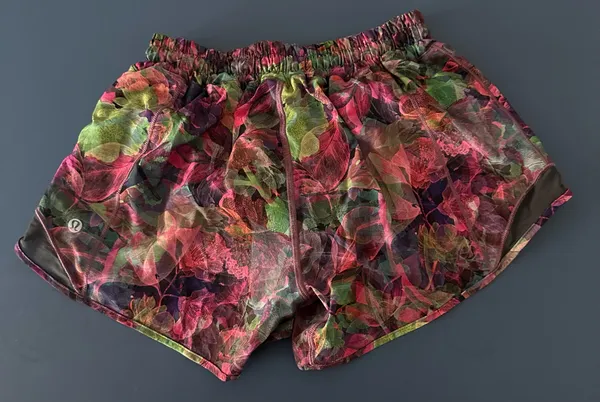 Lululemon Shorts Hotty Hot 4" - Image 2