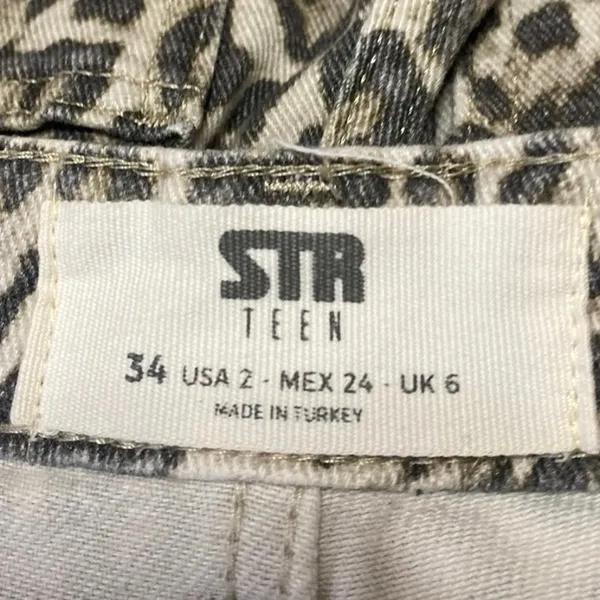 STR Teen Beige Black Leopard Straight Frayed Loose Raw Hem Denim Jeans Size 2 - Image 4