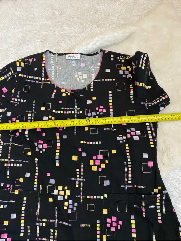 Fresh Scrubs black pattern scrub top woman’s medium - Image 7