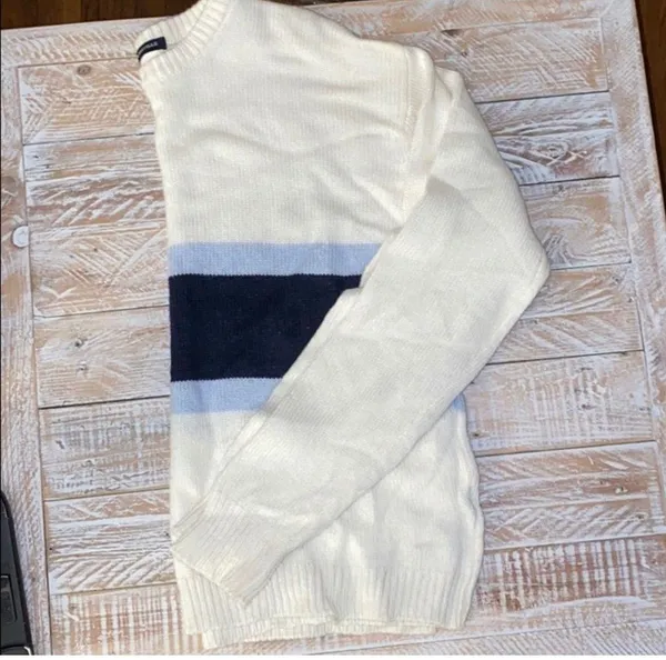 Brandy Melville 💙 Bernatte Crewneck Sweater - Image 4