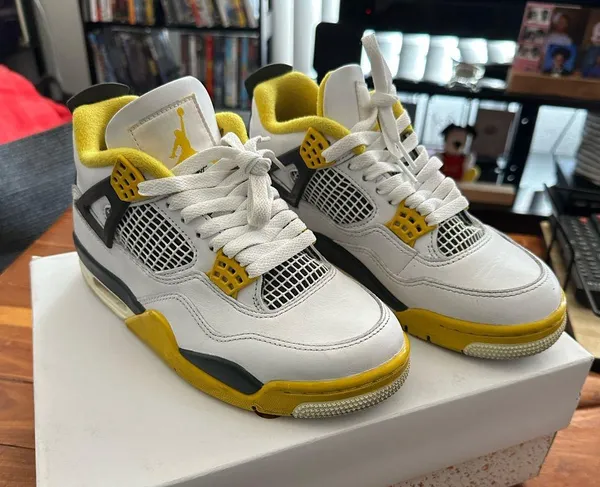 Women’s Air Jordan 4 Retro - Image 2