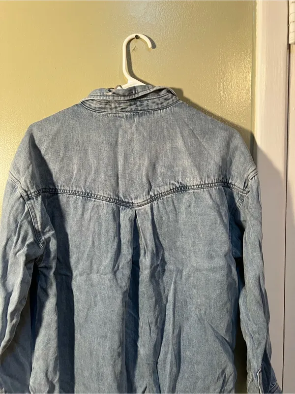 Velvet Heart Women’s Size Large Button Down Shirt Denim Light Medium Wash Chest - Image 7