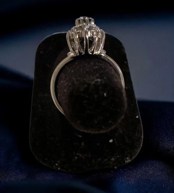 Vintage Silver Tone Blue Stone Ring. Size 5 - Image 3