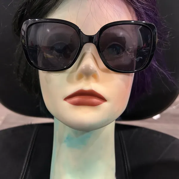 Guess Elegant Black Sunglasses - Image 3