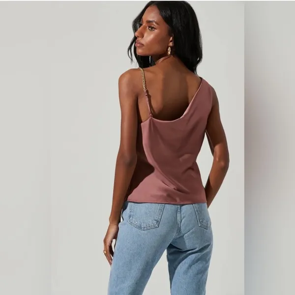 ASTR the Label Larisa Satin Chain Strap Top - Image 7