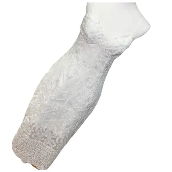 Bardot white lace midi dress Scalloped Vneckline with afitted sheath silhouette. - Image 3