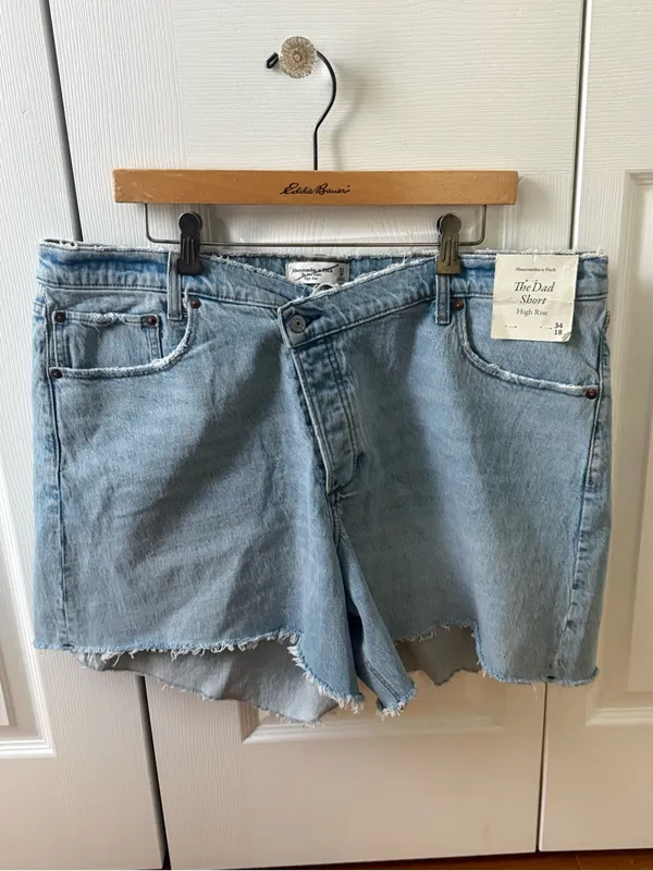 Abercrombie & Fitch Crossover Waist The Dad High Rise Short in Light Wash - Image 2