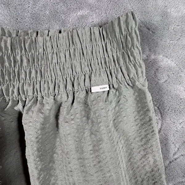 Vuori Womens Villa Textured Short Size Large Wheatgrass Sage Neutral Athletic 3" - Image 3