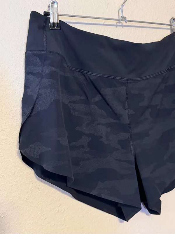 ATHLETA Run With It Reflective Printed 3.5" Short Black Camo‎ Lux Size Large - Image 4
