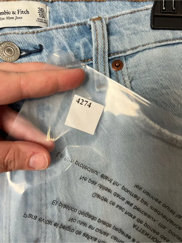 Abercrombie & Fitch Woman’s‎ Size 10 Light Wash Women’s High Rise Mom Jeans - Image 9