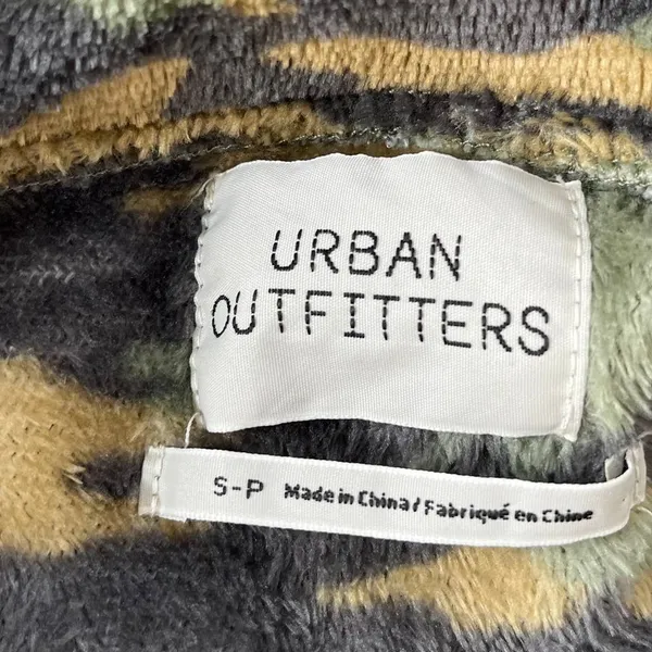 Y2K Urban Outfitters Camo Fuzzy Crop Pullover Womens Jacket Sz S Grunge Indie - Image 9