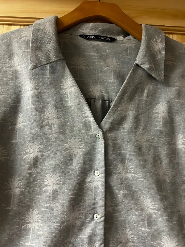 Zara Light Gray/blue Palm-Print Short Sleeve Button Front Top - Image 2