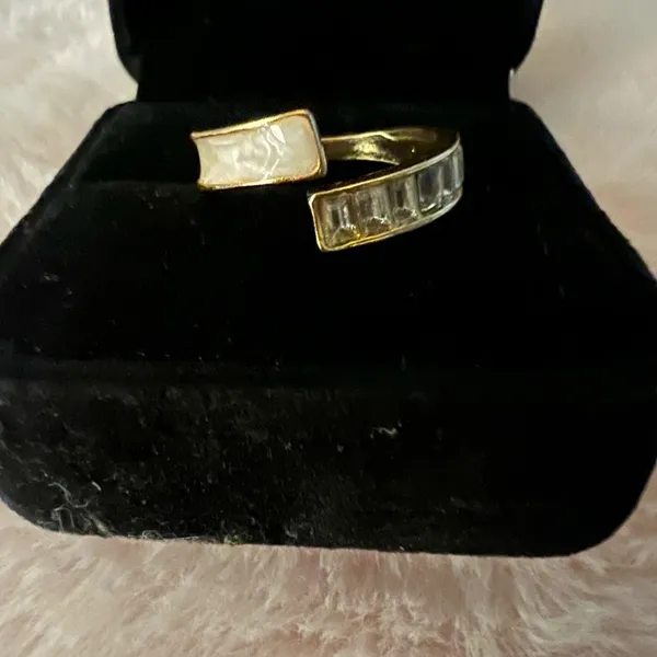 Gorgeous Ladies Golden Faux Gemstone Adjustable Statement Ring Size 7-9 - Image 2