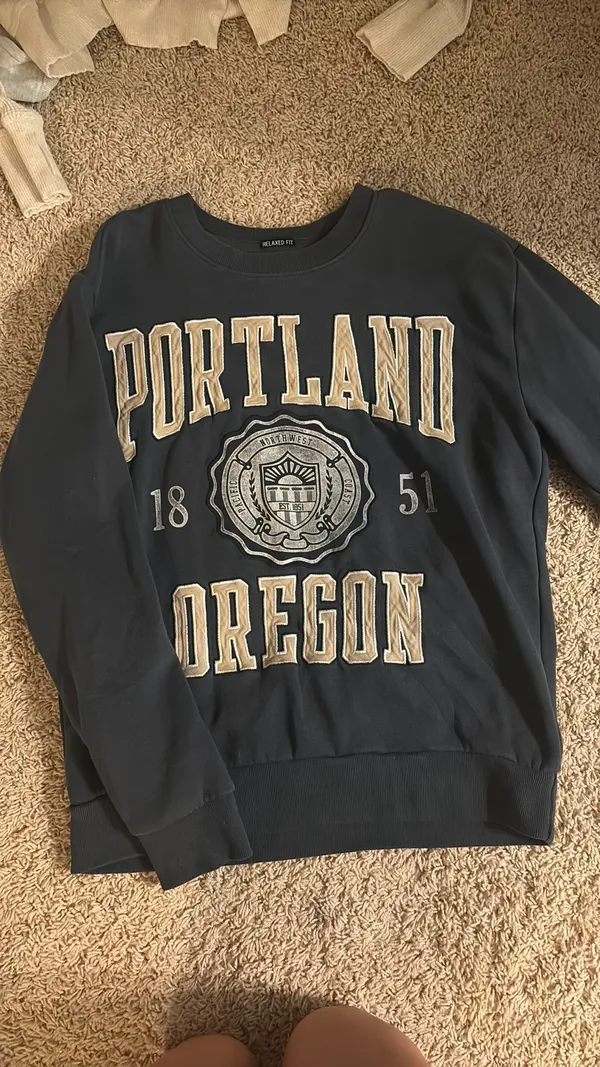 Oversized Hollister Sweater - Image 4