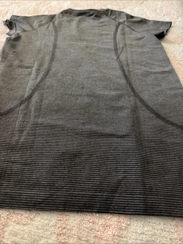Lulu lemon 🍋 Striped Gray swiftly T-Shirt with 'ENERGY CREATES ENERGY' Hem - Image 3