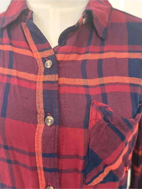 Abercrombie & Fitch Red and Navy Plaid Button-Down Shirt Sz XS - Image 3